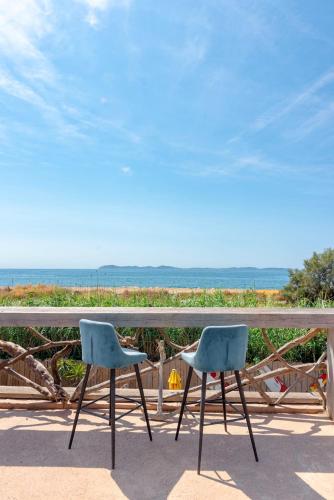 Photo de la galerie de l'établissement Villa 3 chambres, Vue mer, Première Ligne, piscine, plage à pieds, à Hyères