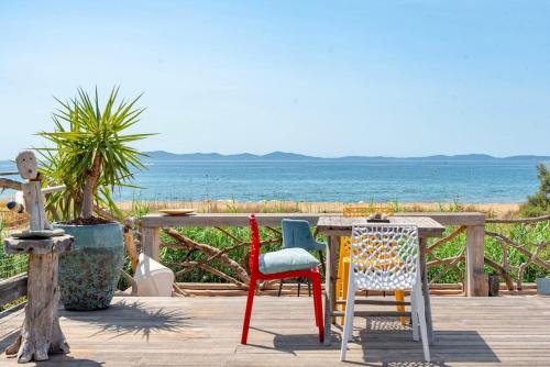 Photo de la galerie de l'établissement Villa 3 chambres, Vue mer, Première Ligne, piscine, plage à pieds, à Hyères
