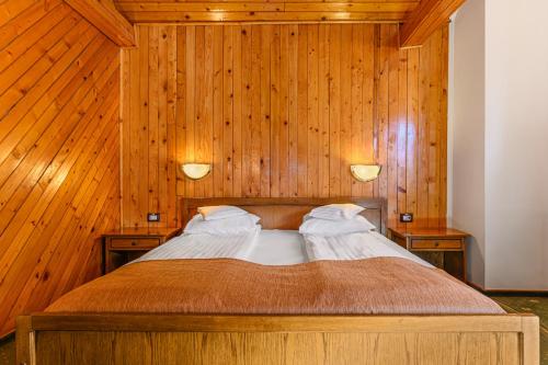 Ένα ή περισσότερα κρεβάτια σε δωμάτιο στο Hotel Casa Viorel jacuzzi & saunas