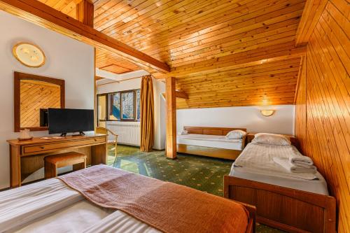 Ένα ή περισσότερα κρεβάτια σε δωμάτιο στο Hotel Casa Viorel jacuzzi & saunas