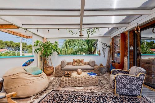 Photo de la galerie de l'établissement Villa 3 chambres, Vue mer, Première Ligne, piscine, plage à pieds, à Hyères