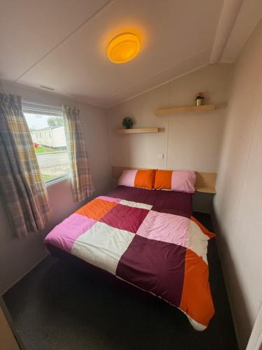 Postel nebo postele na pokoji v ubytování 6 Beds 2 Sofa bed Family friendly - unlimited Wi-Fi, Warm, Cozy Sun decking Caravan at Seawick Holiday Park