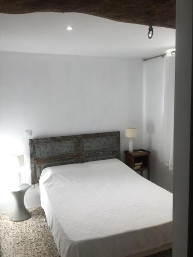 - une chambre avec un lit blanc et deux lampes dans l'établissement Maison à Porticciolo, idéale pour un couple, à Cagnano