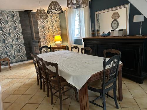 une salle à manger avec une table et des chaises dans l'établissement Longère à la campagne, à Montigny-Lengrain