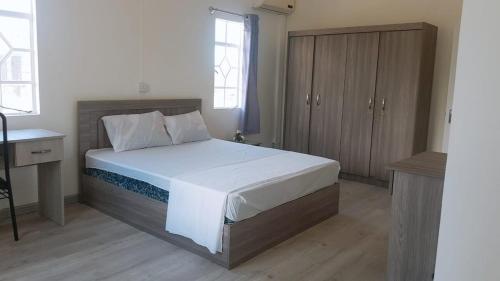 En eller flere senge i et værelse på Peaceful 4 bedrooms house