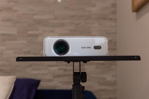 a camera sitting on top of a tripod at Movie Prestige - Elegant - Moderne - Netflix avec VidéoProjecteur - Stationnement facile in Laigneville