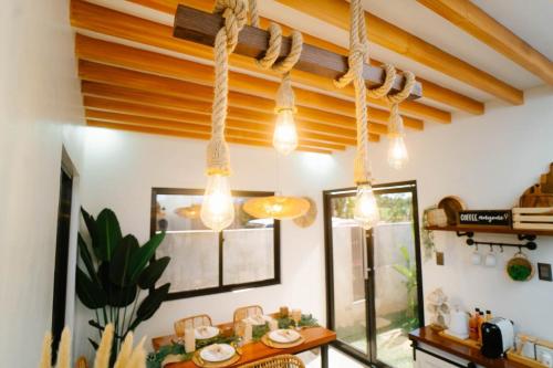 Una cocina o zona de cocina en Antwans Cabin