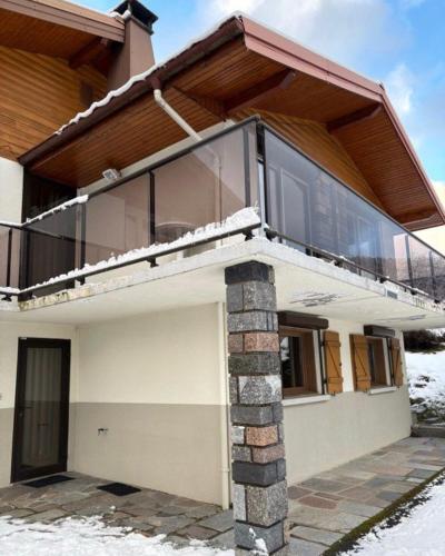 une maison dotée de grandes baies vitrées. dans l'établissement Appartement typique 3 pièces La Bresse Hohneck, à La Bresse