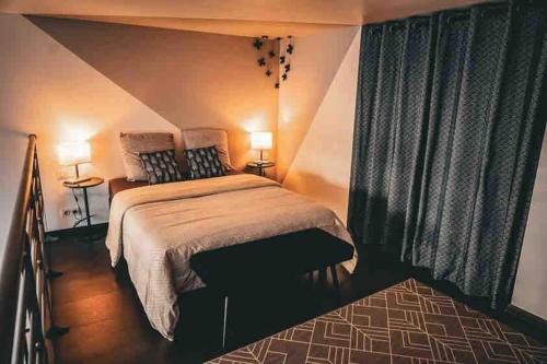 Un dormitorio con una cama grande con dos lámparas. en I Loft You, en Belfort