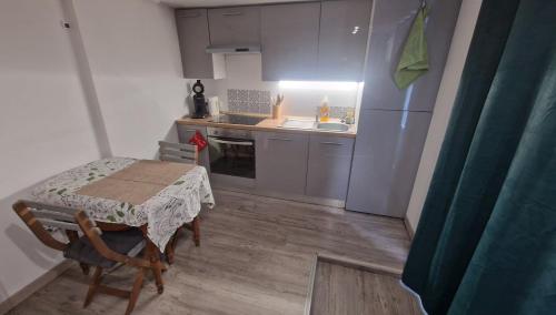 une petite cuisine avec une table et un réfrigérateur dans l'établissement Studio Cerf, quartier marais, terrasse rez de chaussé, jardin accessible, matelas confortable, à Bourges