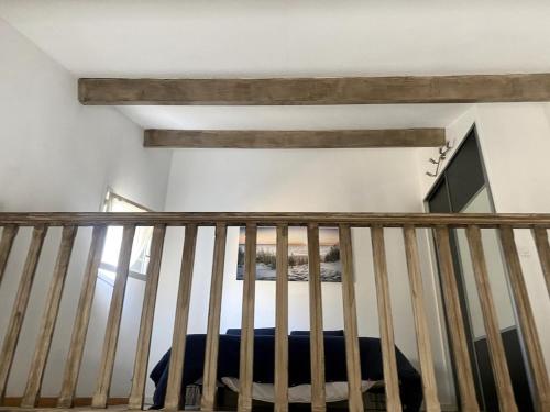 - un escalier dans une chambre dotée de poutres en bois dans l'établissement Maison, à Port-la-Nouvelle