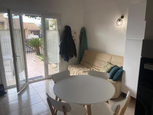 un salon avec une table et un canapé dans l'établissement Maison, à Port-la-Nouvelle