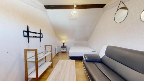 un salon avec un canapé et un lit dans l'établissement Appartement entier proche gare avec parking, à Besançon