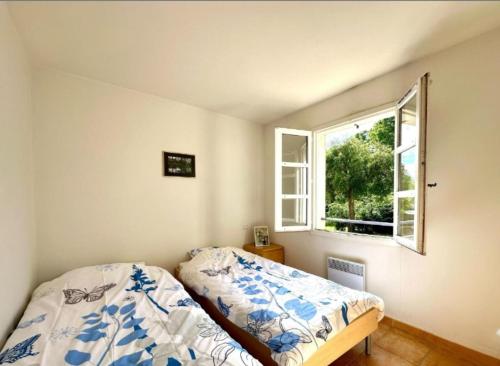 une chambre avec un lit et une fenêtre dans l'établissement T3 with swimming pool near St Tropez, à La Môle