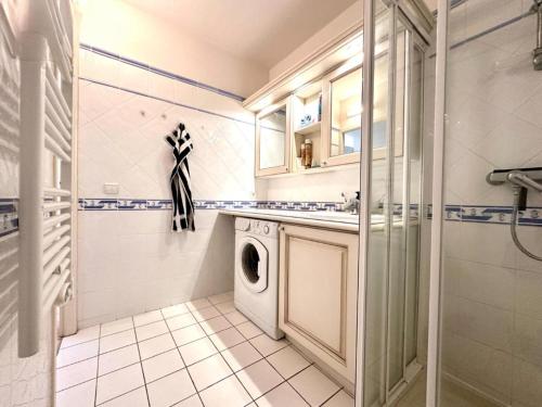 - une buanderie avec un lave-linge dans la salle de bains dans l'établissement T3 with swimming pool near St Tropez, à La Môle