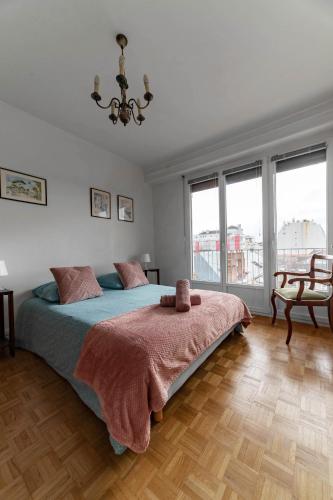 une chambre avec un lit et deux fenêtres dans l'établissement Le Roosevelt - Appartement confort hyper centre - Idéal Curiste, à Vichy