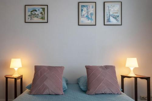 a bedroom with two lamps and a bed at Le Roosevelt - Appartement confort hyper centre - Idéal Curiste in Vichy