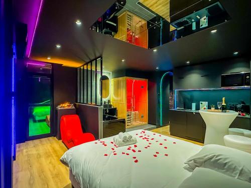- une chambre avec un lit doté de pétales de rose rouge dans l'établissement Paradise Sauna Annecy proche du chateau, à Annecy