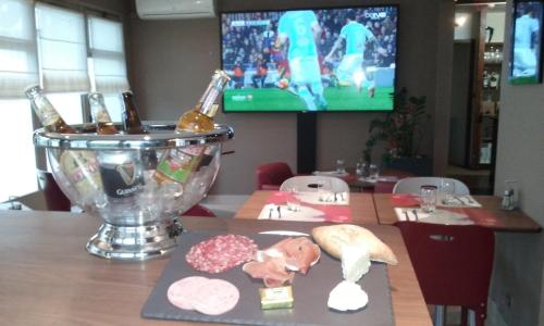 Comida en o cerca de este hotel