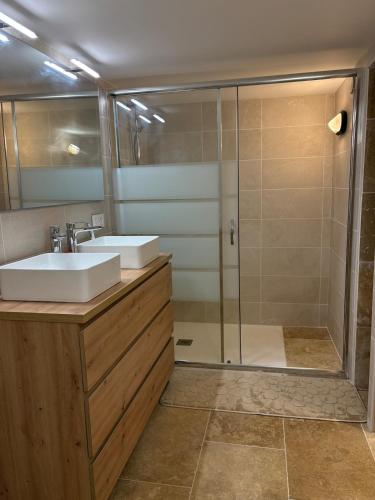 une salle de bain avec deux lavabos et une douche dans l'établissement Appartement au bord de mer - Les Issambres, à Roquebrune-sur Argens