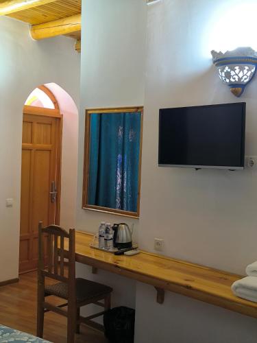 Télévision ou salle de divertissement dans l'établissement Bibikhanum Hotel