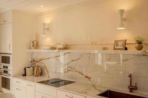 - une cuisine avec un comptoir en marbre dans l'établissement Apartment with Eiffel Tower view, à Paris