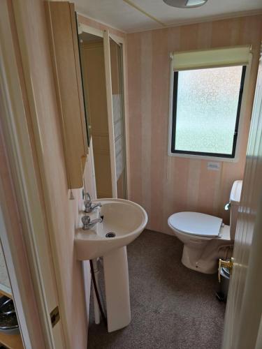 Ένα μπάνιο στο Homely 2 Bedrommed Mobile Home E1