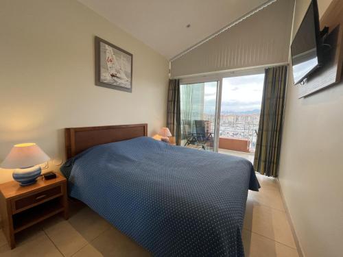 une chambre avec un lit et une fenêtre avec vue dans l'établissement Le Must Cap Hermes, incroyable vue sur port, t2-, à Fréjus