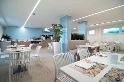 En restaurant eller et andet spisested på Hotel Boston 3 Stelle Superior Frontemare