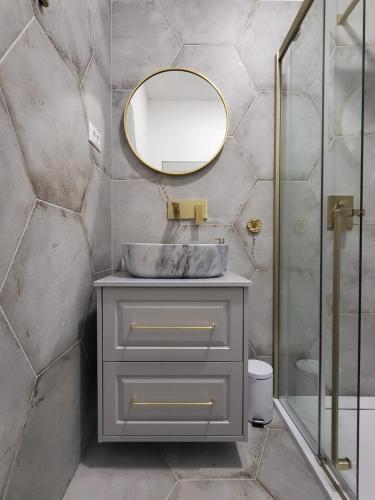a bathroom with a sink and a mirror at Villa Marmont Karlovac Luksuzni Smještaj na Top Lokaciji s Parkingom i Self Check inom in Karlovac
