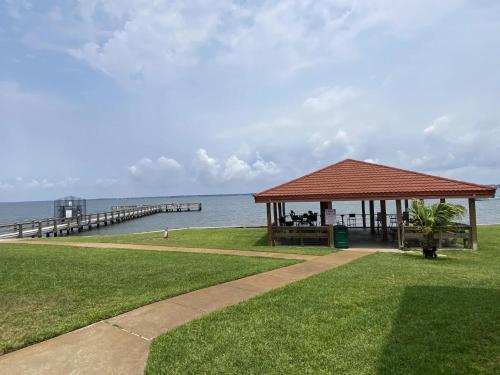 een prieel naast de oceaan met een pier bij Bienvenue condo in Navarre