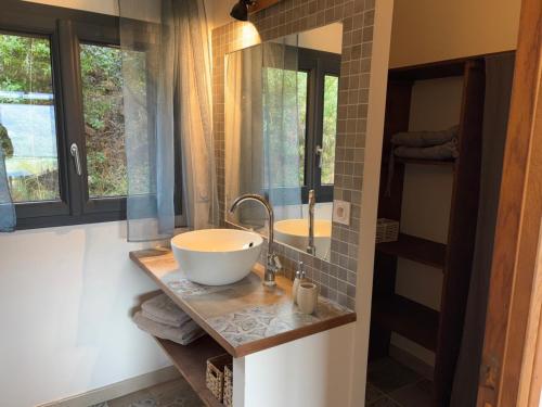 a bathroom with a bowl sink and a mirror at Casa Lesia - Mini-Villa proche des plages in Viggianello