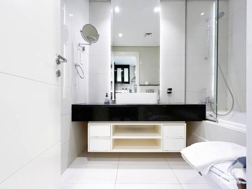 Koupelna v ubytování Luxury Studio in Business Bay with Canal View