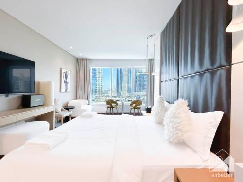 Postel nebo postele na pokoji v ubytování Luxury Studio in Business Bay with Canal View