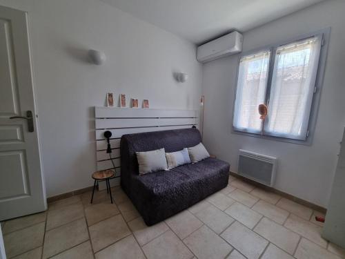 un salon avec un canapé et une fenêtre dans l'établissement Perfect home for families & friends, au Beausset