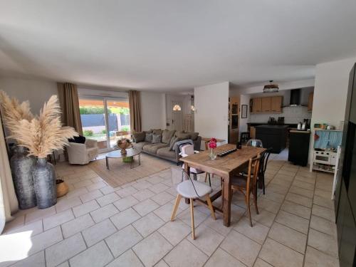 une cuisine et un salon avec une table et des chaises dans l'établissement Perfect home for families & friends, au Beausset