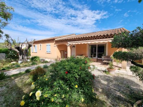 une maison avec un jardin devant dans l'établissement Perfect home for families & friends, au Beausset