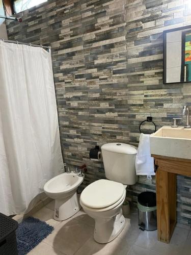 a bathroom with a toilet and a sink at Casa Quinta Ecológica "Coruya Wild" in Santa Ana