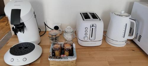 un comptoir avec un mixeur et d’autres appareils y afférents dans l'établissement appartement cosy et confortable, à Tulle