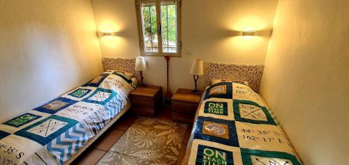 une chambre avec deux lits et une fenêtre dans l'établissement Bavella, à Zonza