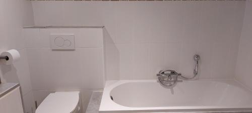 Ένα μπάνιο στο L'Alchémille loft 6 personnes 2 chambres - 1 canapé lit