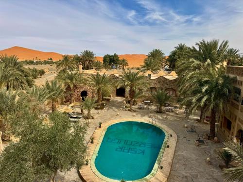 een uitzicht over een resort met een zwembad in de woestijn bij Dream luxury camp in Merzouga
