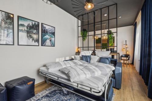 メッペンにあるnobilis Apartment - 5Pers - Zentrumnah - Netflixの部屋の中に大きなベッドがある寝室