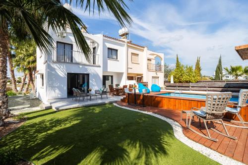 a house with a yard with a swimming pool at Perle Di Gio in Larnaca