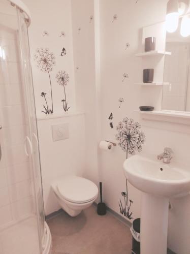 une salle de bain blanche avec des toilettes et un lavabo dans l'établissement Charmant studio, cœurdeSouillac tidordognehomes, à Souillac