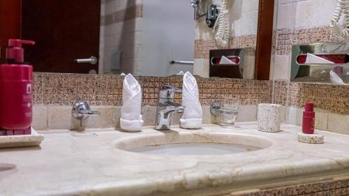 a bathroom counter with a sink with paper rabbits on it at فندق الصفوة البرج الثالث Al Safwah Hotel Third Tower 3 in Makkah