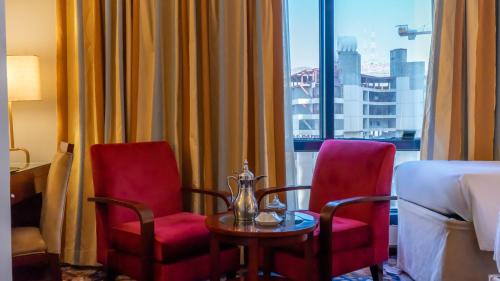a hotel room with two chairs and a table and a window at فندق الصفوة البرج الثالث Al Safwah Hotel Third Tower 3 in Makkah