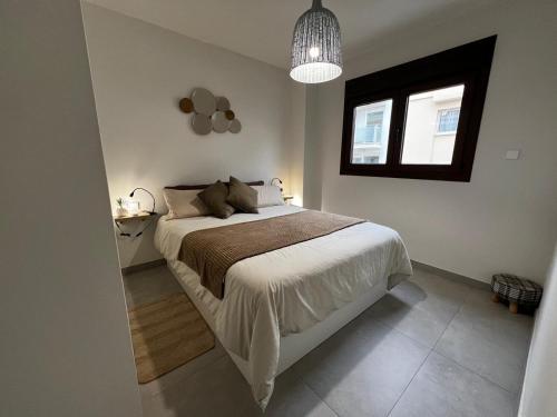 Un dormitorio con una cama grande y una ventana. en MORAIRA VIBES, en Moraira