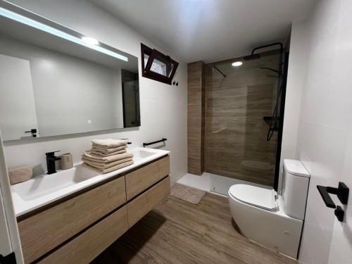 Un baño con lavabo, inodoro y ducha. en MORAIRA VIBES, en Moraira