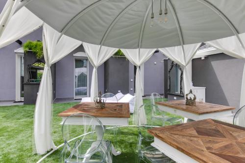 Сад в VILLA MONTI SUITES&APARTS